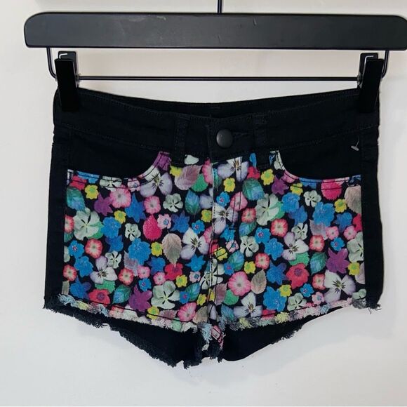 H&M NWOT Black & Floral Denim Shorts - Picture 9 of 12